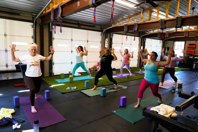 Yoga class in action — photo 1